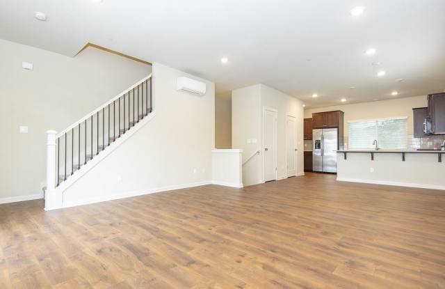 444 NE Tork Place Gallery 4