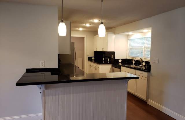 Granite Counter Tops w/ Open Floor Plan in Parkcrest Village, Kickapoo HS - Southwest Springfield photos photos