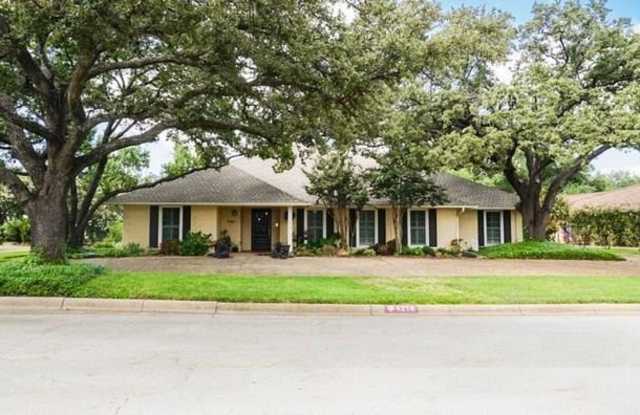 4216 Ridglea Country Club Drive Gallery 2