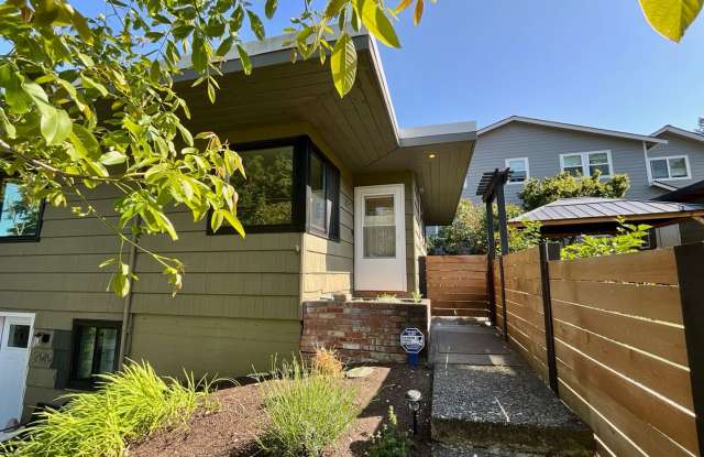 Charming 1-Bedroom with Fresh Renovations  Huge Yard – Everett, WA photos photos