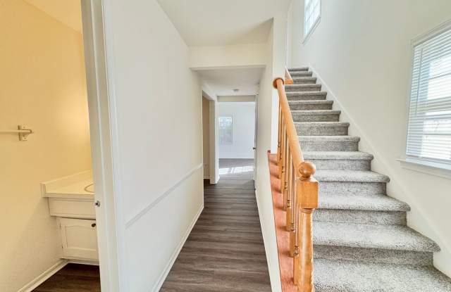 2 BR End Unit Townhouse with Covered Back Patio off Lawndale Gallery 3