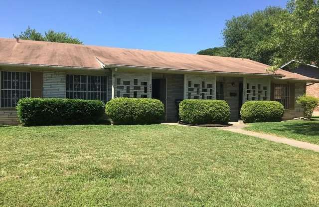**MOVE-IN SPECIAL!** COMING SOON! 2 Bedroom / 1 Bath Home South Side Lions Park! photos photos