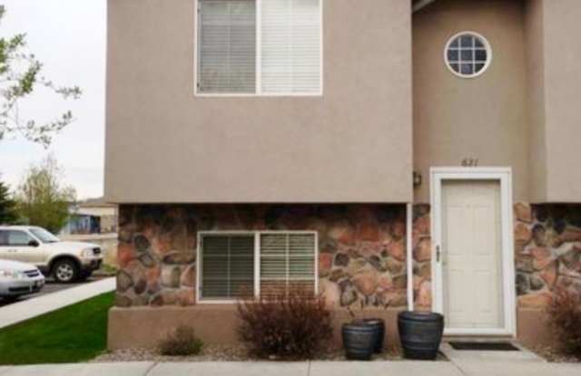 3 Bed, 1.5 bath townhome available in the Vallinda Community photos photos