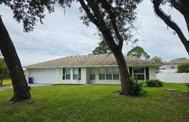 Spacious 3 Bedroom 2 Bath Edgewater Home Gallery 3