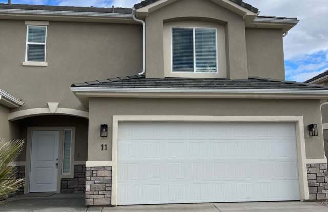 This beautiful like new 3-bedroom, 2.5-bathroom townhome in great location! - 1042 South 1450 East, St. George, UT 84790