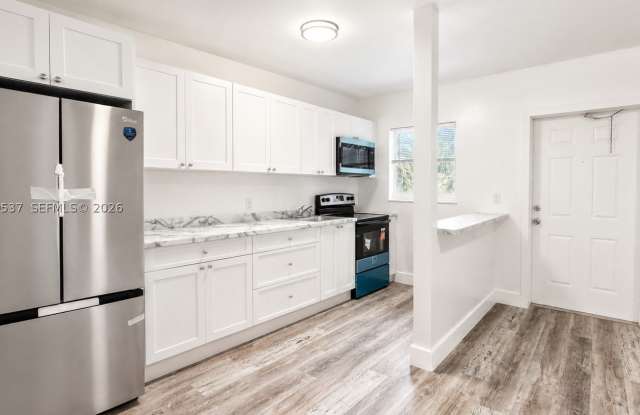 5549 NE Miami Ct Gallery 3