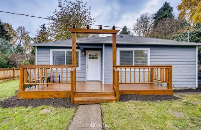 Charming 3 Bedroom Skyway House with Large Yard!! photos photos