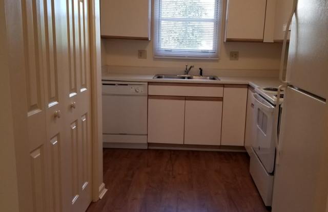 Large 2 BR, 2.5 bath townhome Gallery 2