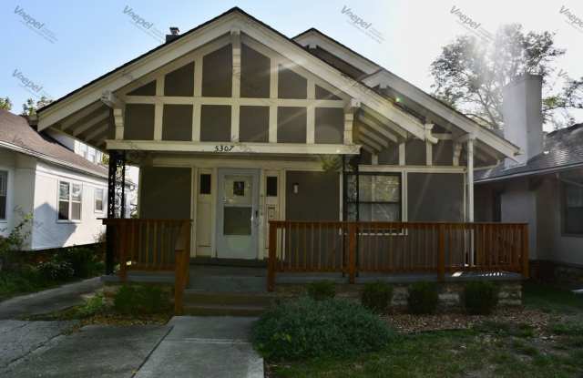 Coming Soon! Near UMKC! Cute 3 Bed 1 Bath Home $1300 - 5307 Harrison Street, Kansas City, MO 64110