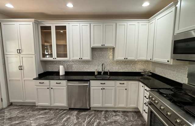 Room in 2 Bedroom Home at Avant Ave photos photos