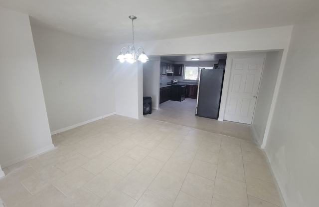 Spacious Tampa Home Gallery 4
