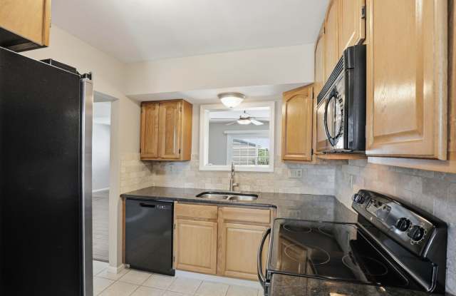Stunning 3 Bedroom Townhome Available Now! Gallery 3