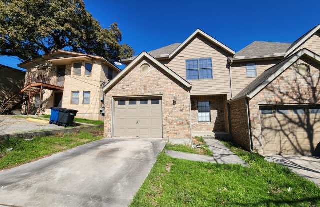 3/2.5/1 Townhome / Close to Landa Park / Small Fenced in Backyard / NBISD photos photos