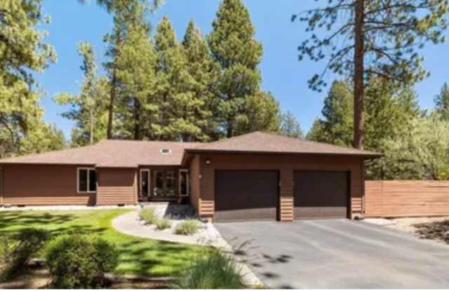 Stunning Sage Meadow Home with full acre Landscaped Yard! Gallery 1