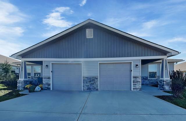 Charming 3-Bed, 2-Bath Home in Blue Springs photos photos