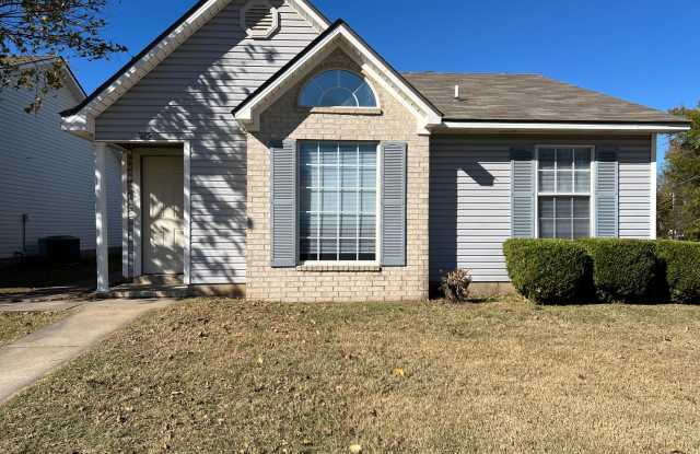 Really Cute 2 Bed 2 Bath House with Car Port in Back.  Fridge & Yard Care Included.  Total Electric. Gallery 1