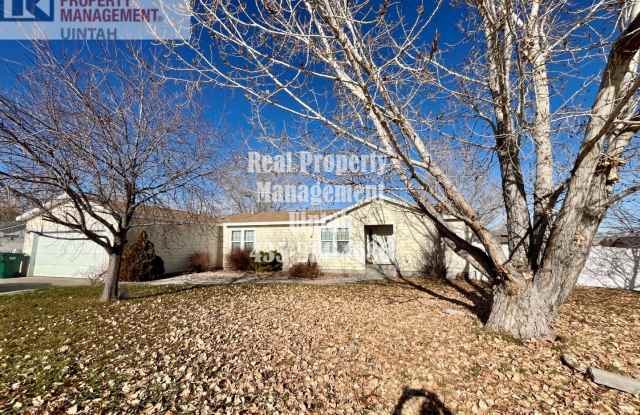 ALL UTILITIES AND LANDSCAPING ARE INCLUDED. Beautiful 3 Bedroom 2 Bathroom House with a Short-Term or 12-Month Lease Options! . MOVE IN SPECIAL!! $1500 OFF YOUR FIRST MONTH'S RENT WHEN YOU SIGN A 12 MONTH LEASE!! photos photos