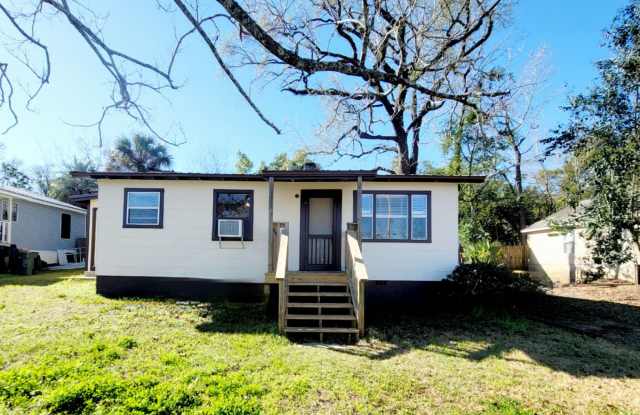 CUTE 2/1 w/ Wood Floors, Spacious Yard, W/D Hookups,  New Kitchen! Bike to FSU/FAMU! $1195/month Avail Now! photos photos