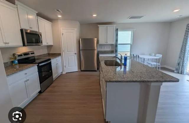 Room in 4 Bedroom Home at Nia Rd Gallery 4