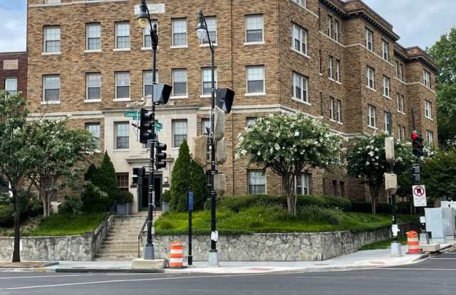 Lovely Studio Apartment in the HEART of Cleveland Park! - 3446 Connecticut Avenue Northwest, Washington, DC 20008