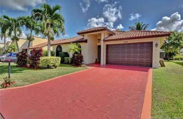 7039 Golf Pointe Cir - 7039 Northwest 84th Terrace, Tamarac, FL 33321