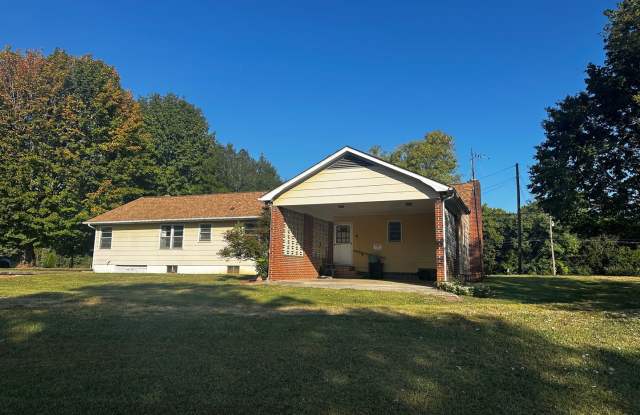 **Move-In Special !! 3 bed/ 2 bath rancher for rent. Hamblen/Jefferson County line. - 7699 West Andrew Johnson Highway, Morristown, TN 37877