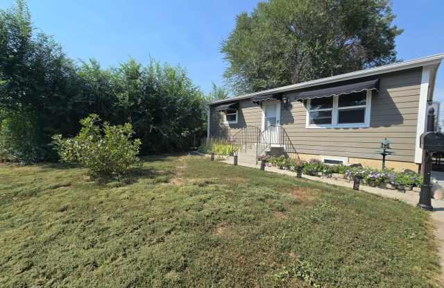 Spacious 4 Bedroom Home with Fenced Yard + Pet Friendly! photos photos