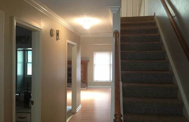 3 bed 2 bath Townhome! - 212 Woodcastle Drive, Florence, AL 35630