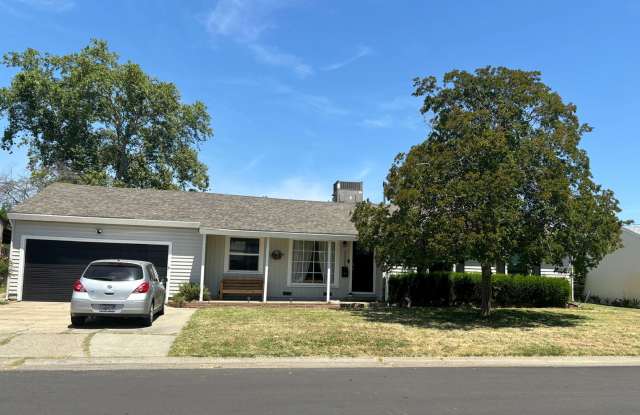 Adorable 3/1 w/Amazing Fenced Yard!  PLEASE READ ENTIRE AD FOR VIEWINGS photos photos