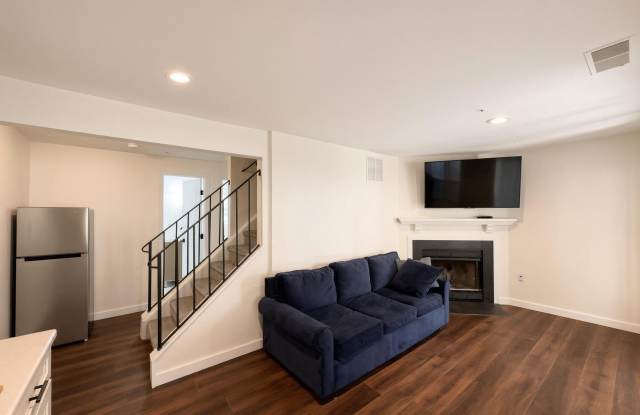 915 NEWINGTON Court Gallery 2