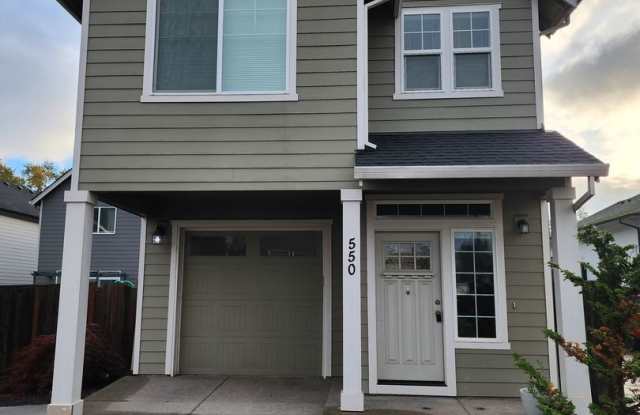 FIRST FULL MONTH'S RENT FREE Lovely 2019 single-family home in Newberg photos photos