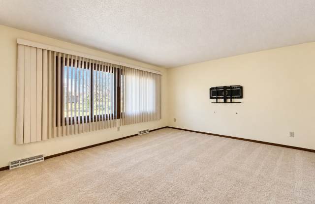 Great 3 BR/2 BA Townhome in Vadnais Heights peaceful suburban neighborhood just a short drive from the Twin Cities! Gallery 1
