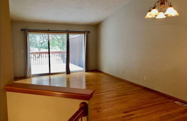 2 Bed / 2 Bath Condo with Garage – Clements Mill Village (Forest Hills District) Gallery 3
