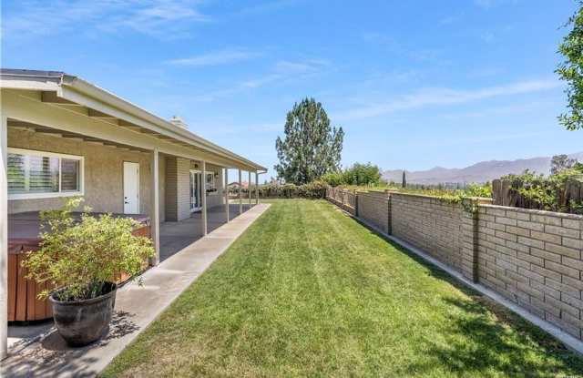 Single-Level home in Canyon Crest for rent Gallery 3