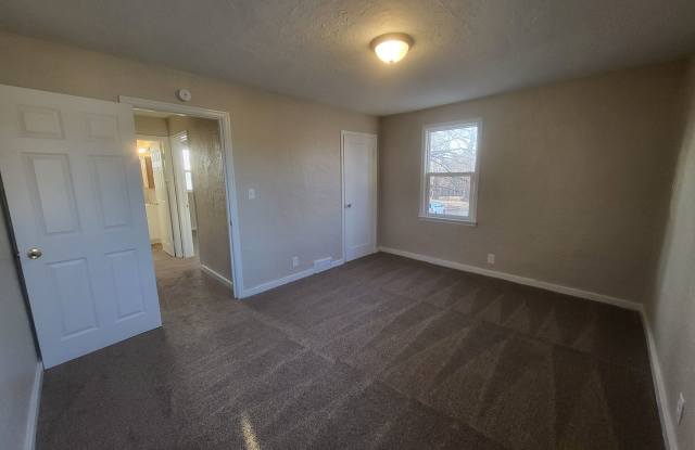 Spacoius 4 bedroom, 1.75 bathroom home! photos photos