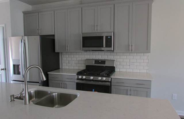 Room in 3 Bedroom Home at Hemlock Cone Wy Gallery 3