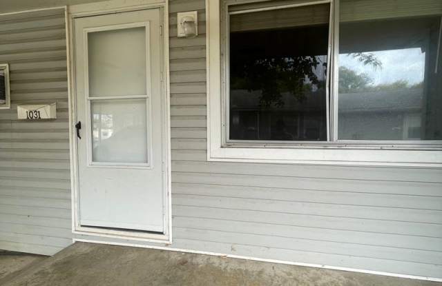 1 bedroom 1 bathroom duplex available now - 1031 West Washita Street, Springfield, MO 65807