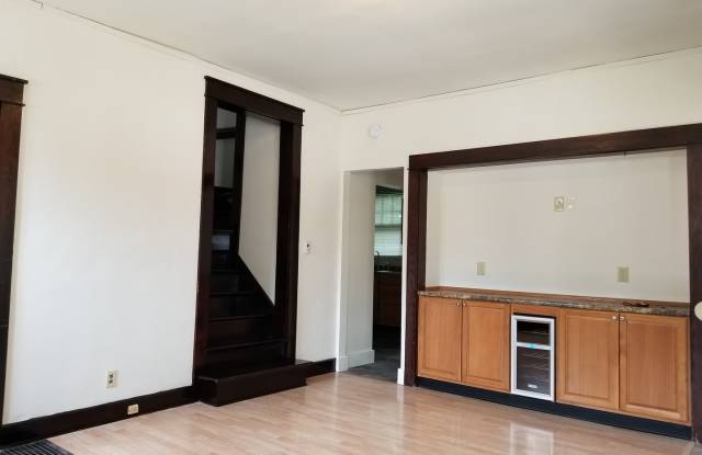 ***AUGUST 2027*** 5 Bed 3 Bath House Downtown Gallery 3