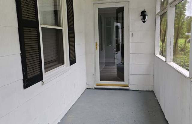 Charming 2 Bedroom Apartment located Minutes Outside of Downtown Sanford Gallery 4