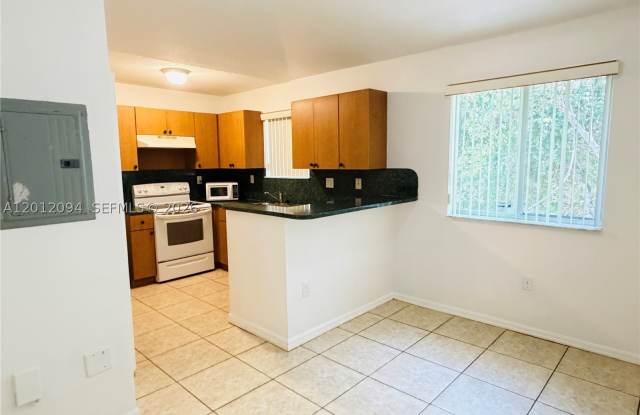 1300 SE 31st Ct Gallery 3