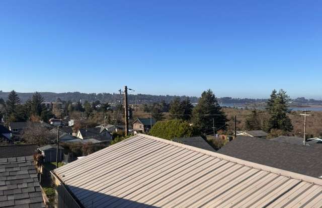 GORGEOUS BAY VIEWS! FULLY FURNISHED! ALL UTILITIES INCLUDED! Gallery 4