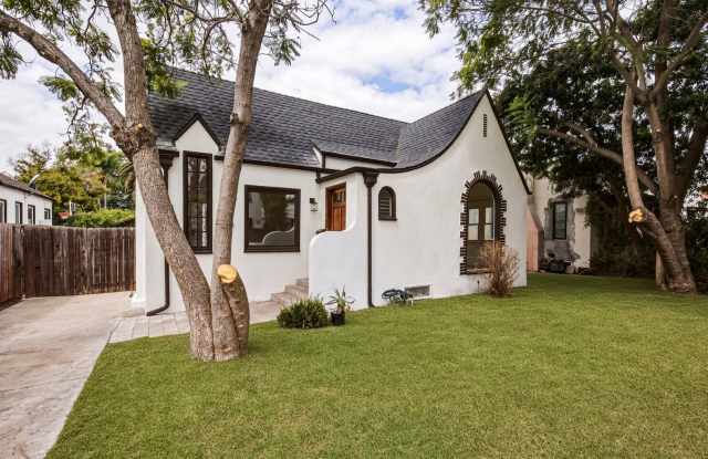 Updated 2 bed/2bath single family home in West Hollywood - HUGE PRIVATE BACKYARD Gallery 3