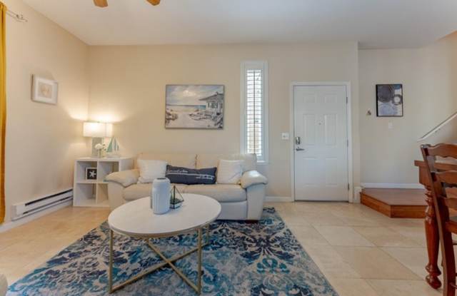 2 Bed 2 Bath Bi-Level Condo Downtown Partially Furnished Gallery 4