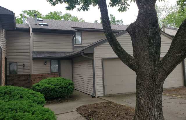 4 bd, 3.5 ba Foxfire condo, just south of MU campus, w/d, 1 car garage, near Green Meadows and Providence photos photos