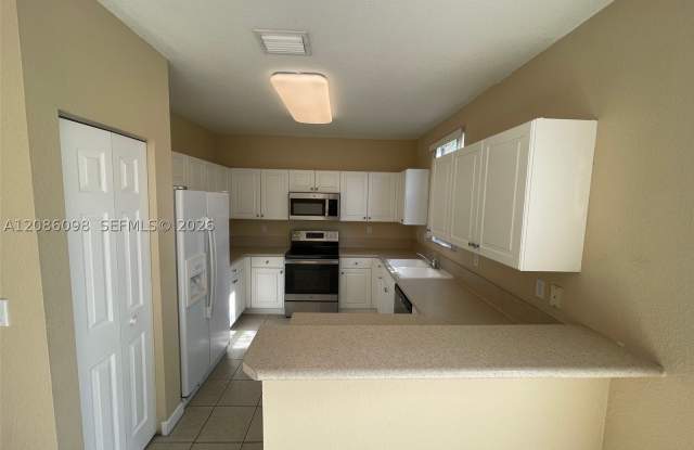 992 NE 41st Pl Gallery 3