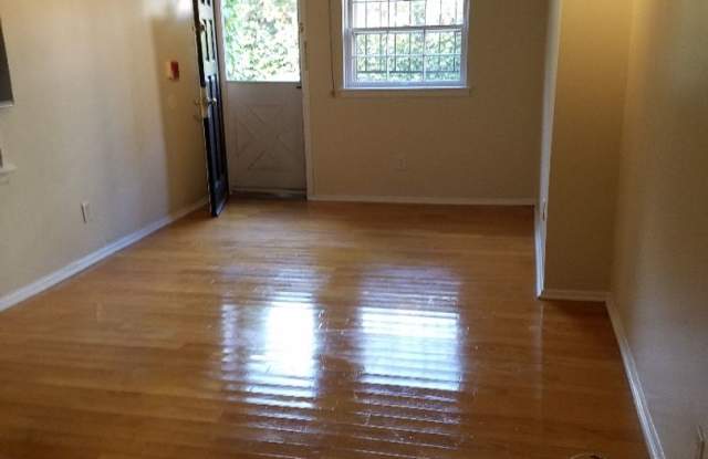 Spacious 1 BR w/ Private Entrance  Renovated Bath and Kitchen!*Available September**First Month Free* - 931 Spruce Street, Philadelphia, PA 19107