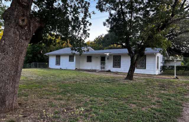 Cute Farm House with a Beautiful yard photos photos