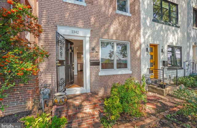 1342 L Street SE Gallery 3