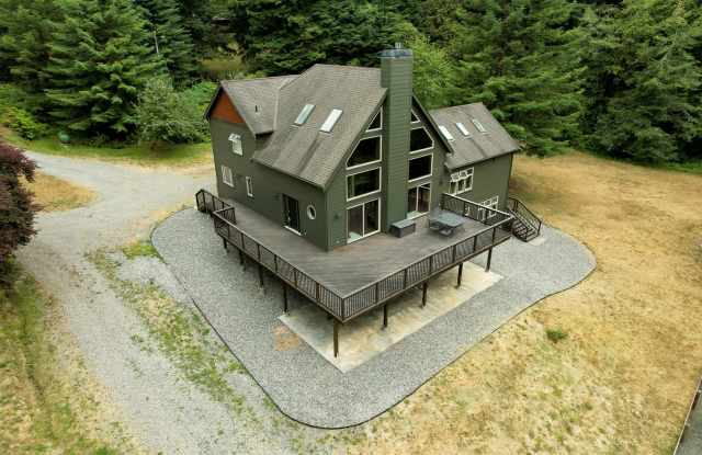 Stunning and spacious 3,620 SqFt Blue Lake home offers Forest tranquility, elegant furnishings Gallery 4