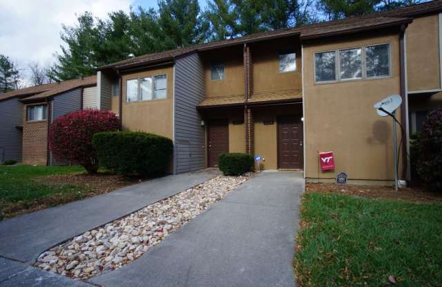 3 Bedroom / 2 1/2 Bathroom. Close to Campus. On PHD bus route. photos photos